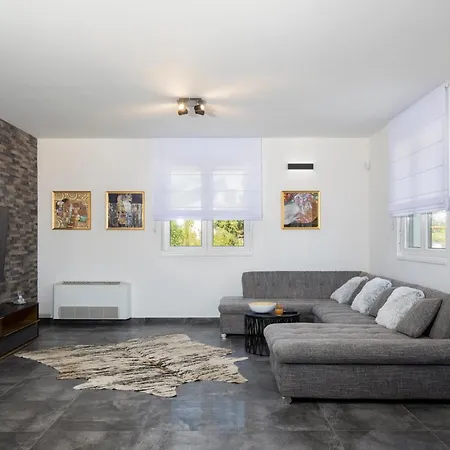 Dolce Bacio فيلة